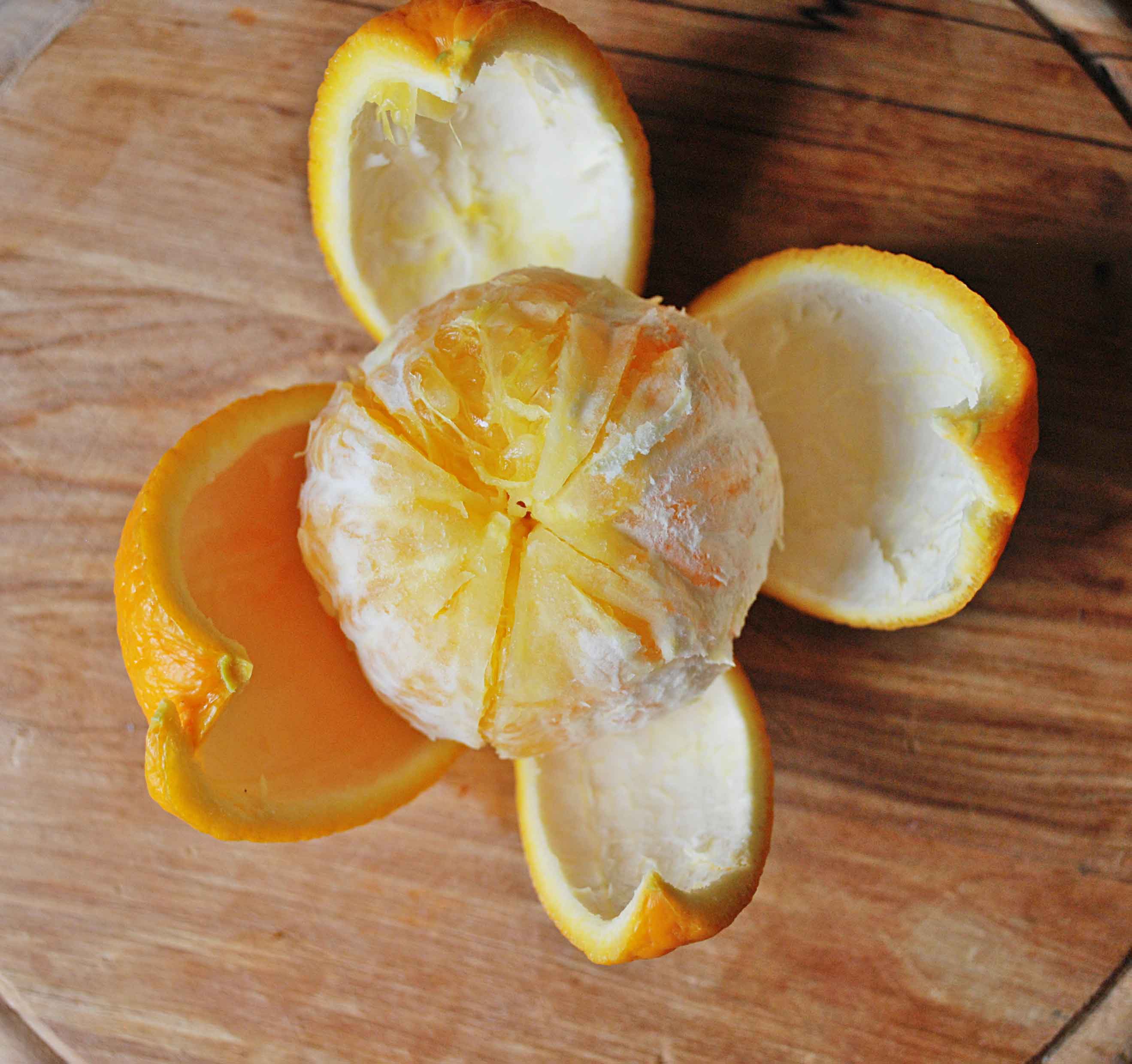 Кожура мандаринов апельсинов. Кожура мандарина. Кожура апельсина. Апельсиновая корка. Очищенный апельсин.