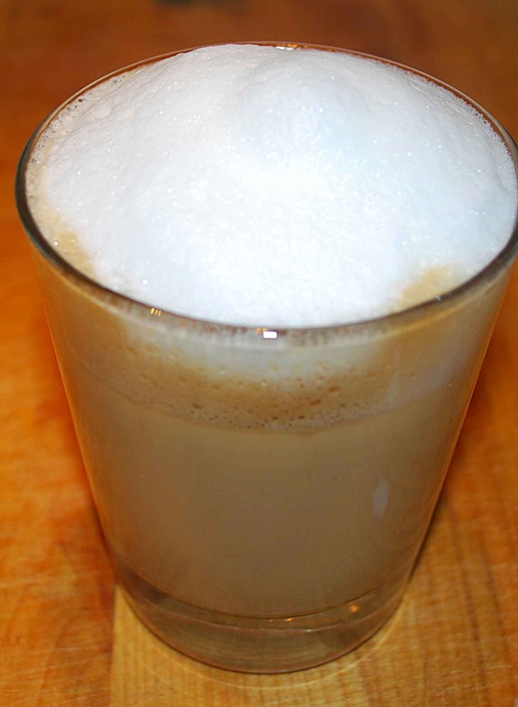 кофе с молоком слоями. штука для приготовления молочной пены. взбитое молоко. молоко взбитое капучинатором. молоко взбитое капучинатором.