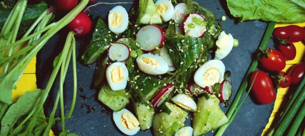 Салат с зеленым луком и перепелиными яйцами