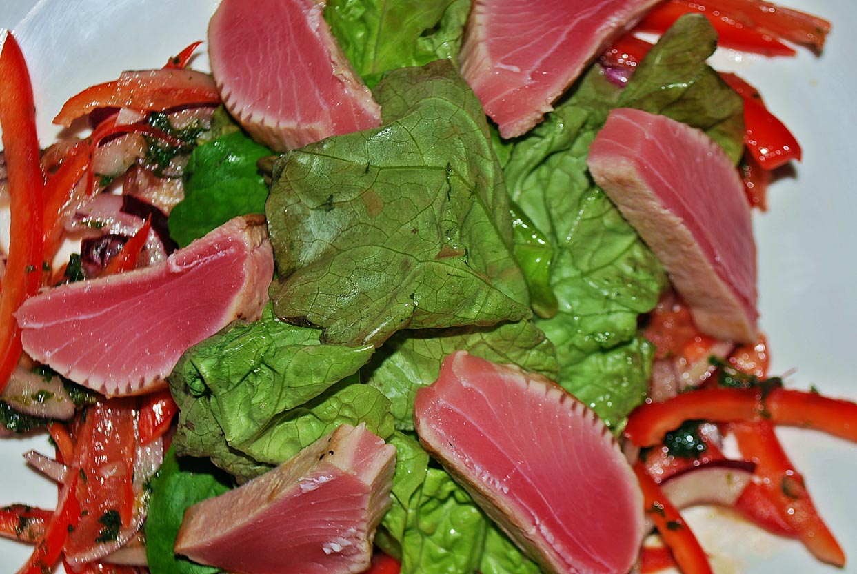 Стейк из тунца с овощным салатом